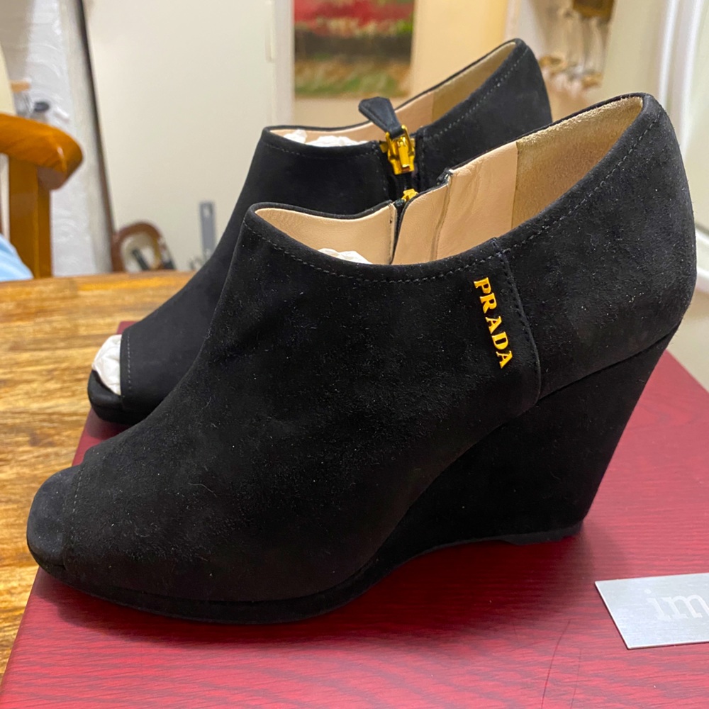 NEW PRADA woman suede shoes